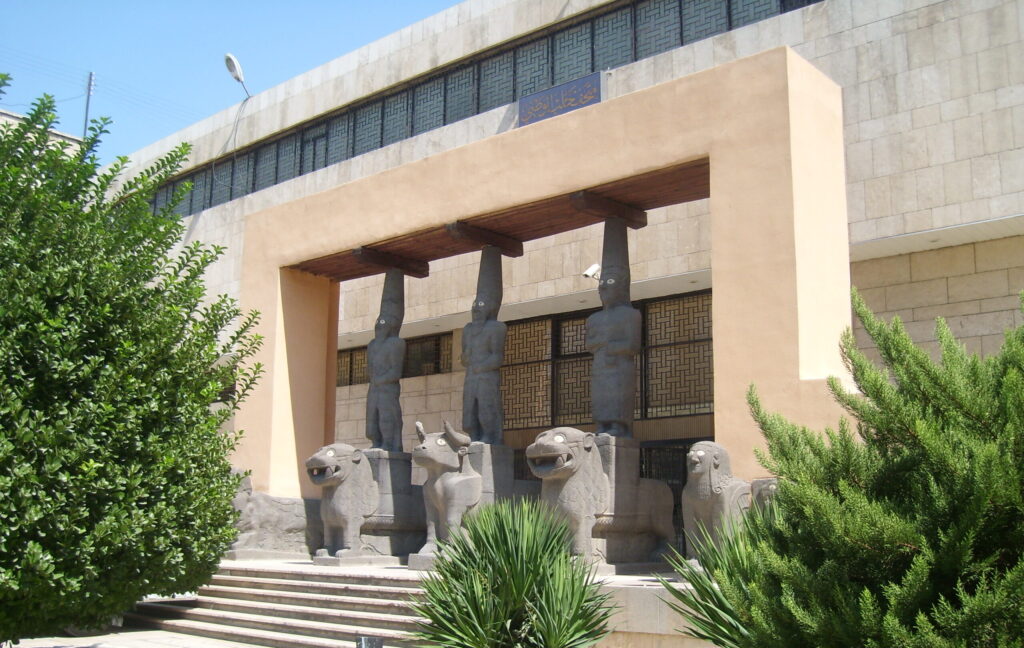 تماثيل مدخل القصر في جوزنا (تل جلف)