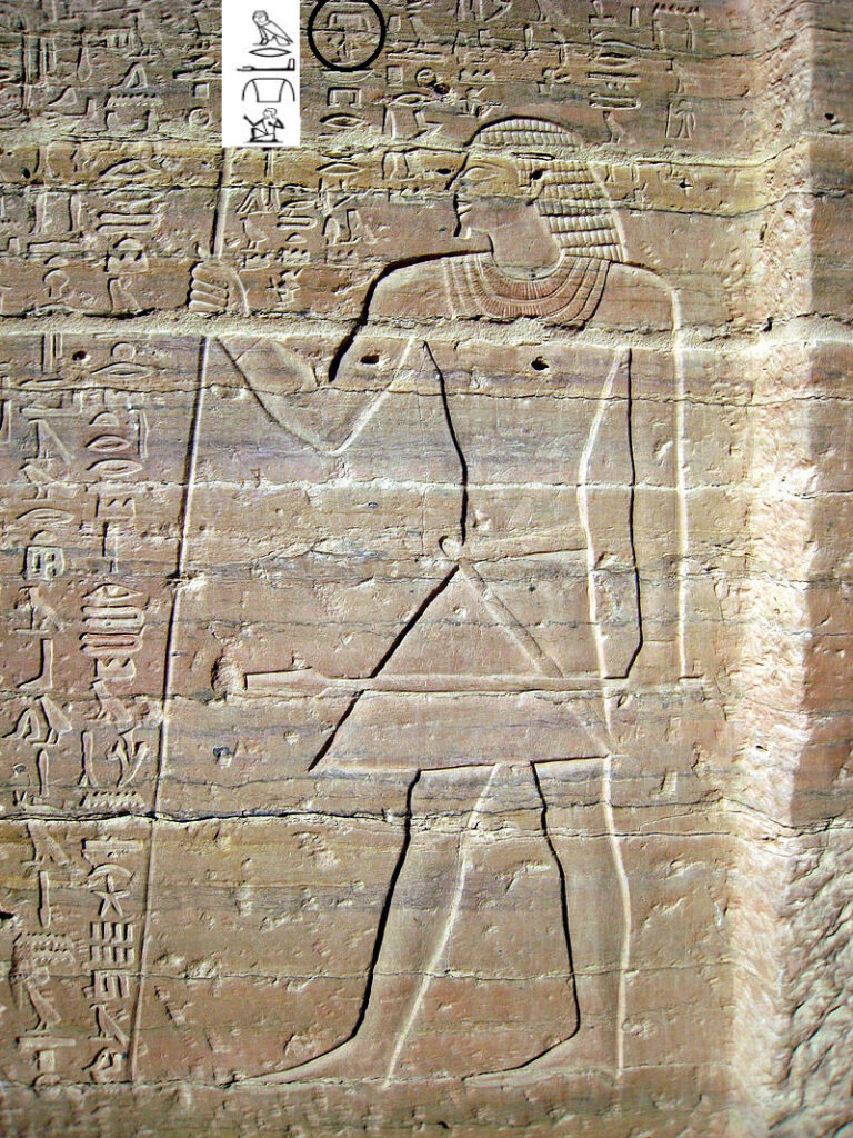 الحاكم حرخوف في مقابر قبة الهوا ورمز المترجم كدليل على الترجمة